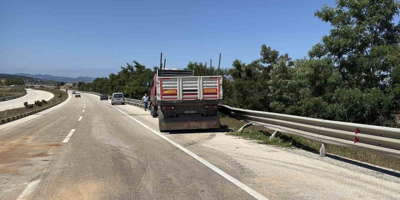 Kastamonu'da Traktör-Tır Çarpışması: Sürücü Hayatını Kaybetti