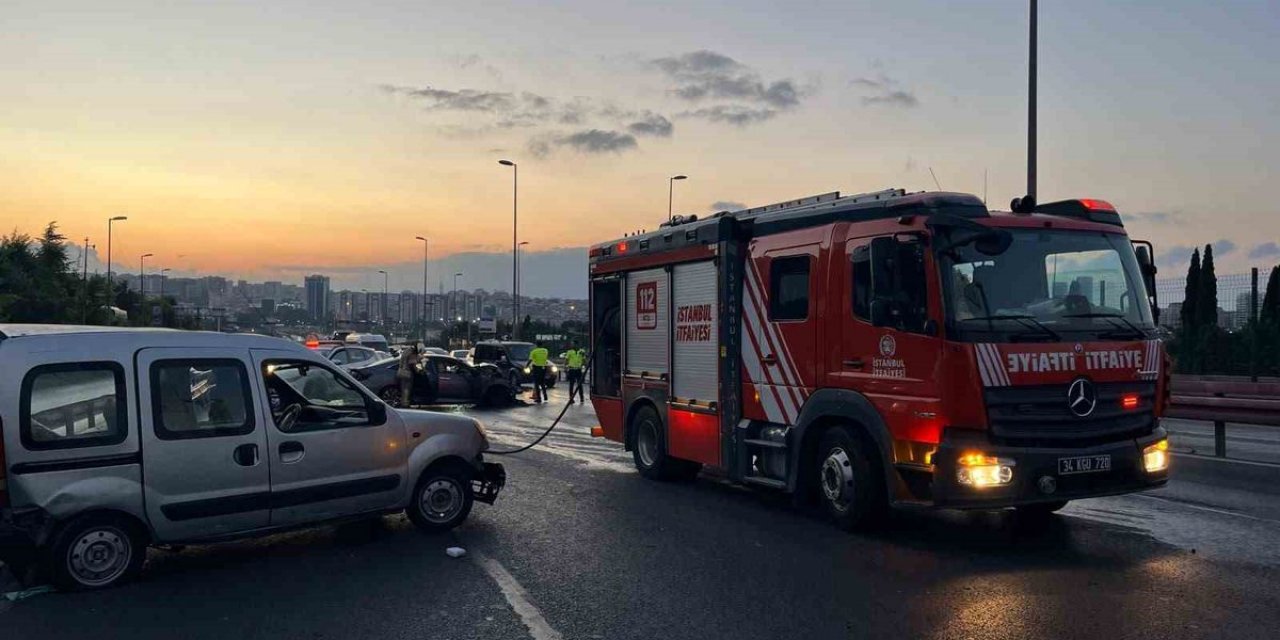 Bahçelievler'de Kaza: Otomobil Yandı, Sürücüler Hastaneye Kaldırıldı