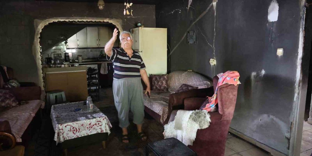 Yaşlı Çiftin Alevlere Teslim Olan 40 Yıllık Evlerinden Geriye Camı Renklendiren Çiçekleri Kaldı
