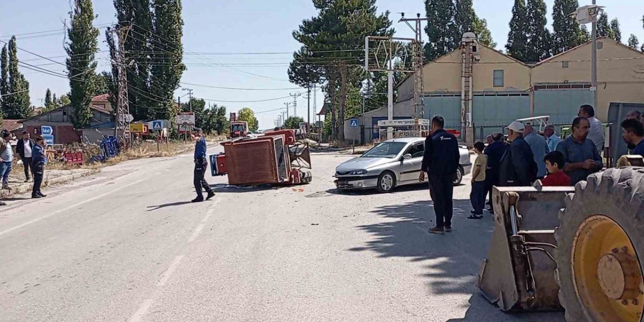 Tokat'ta Traktör Ve Otomobil Çarpıştı