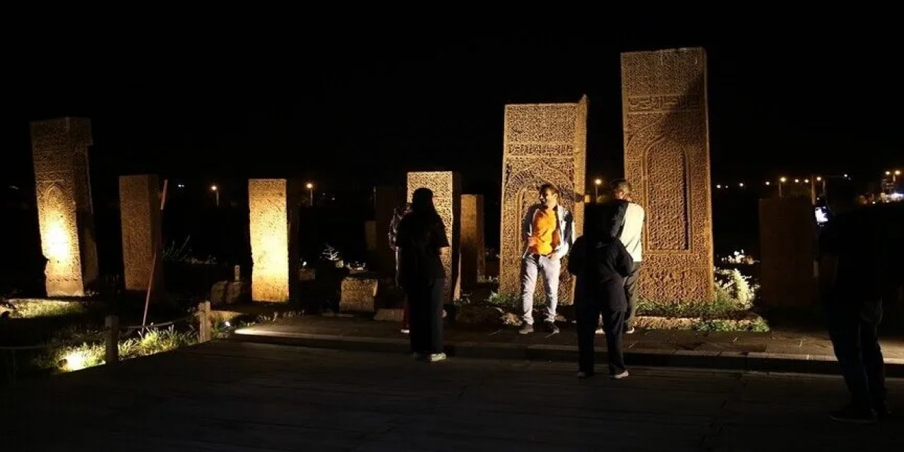 Selçuklu Meydan Mezarlığı'ndaki Asırlık Taşlar Akşam Da Ziyaretçi Çekiyor