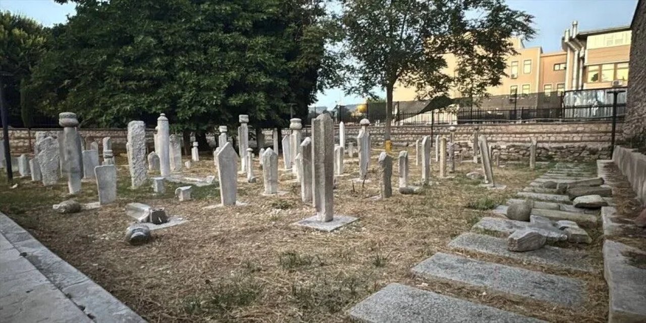 Fatih'teki Tarihi Hazirede 7 Mezar Taşı Tahrip Edildi
