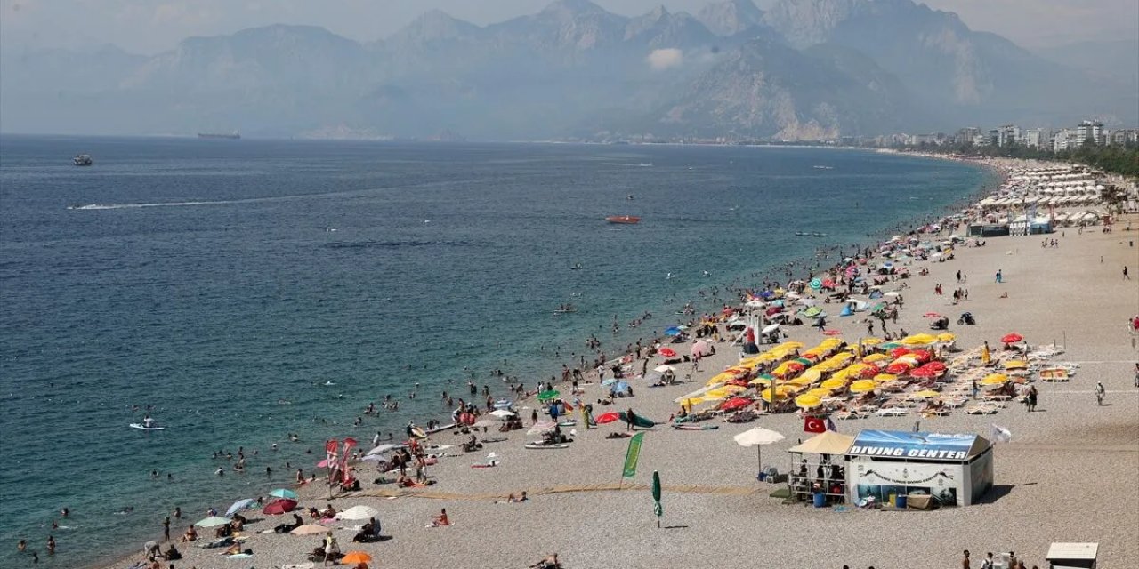 Antalya'da Sıcaktan Bunalanlar Sahillerde Yoğunluk Oluşturdu