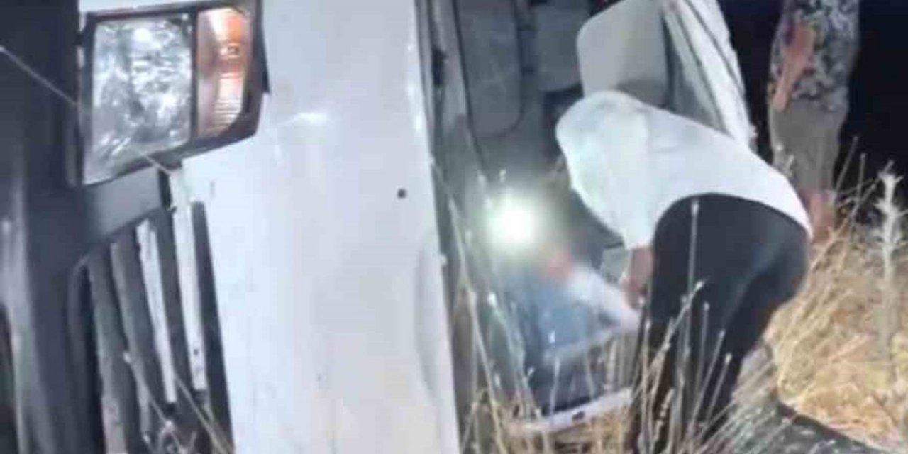 Yüksekova'da Kamyonet Takla Attı: 4 Yaralı