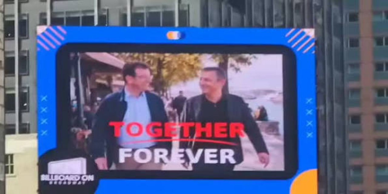 ABD Şovu Da Bağış Parasıyla Mı? Özgür Özel Ve Ekrem İmamoğlu’nun Dev Görseli Times Meydanında Yansıtıldı