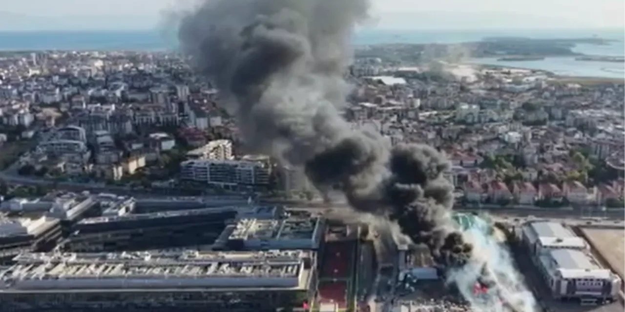 Tuzla'da Otluk Alanda Çıkan Yangın Teknelere Sıçradı