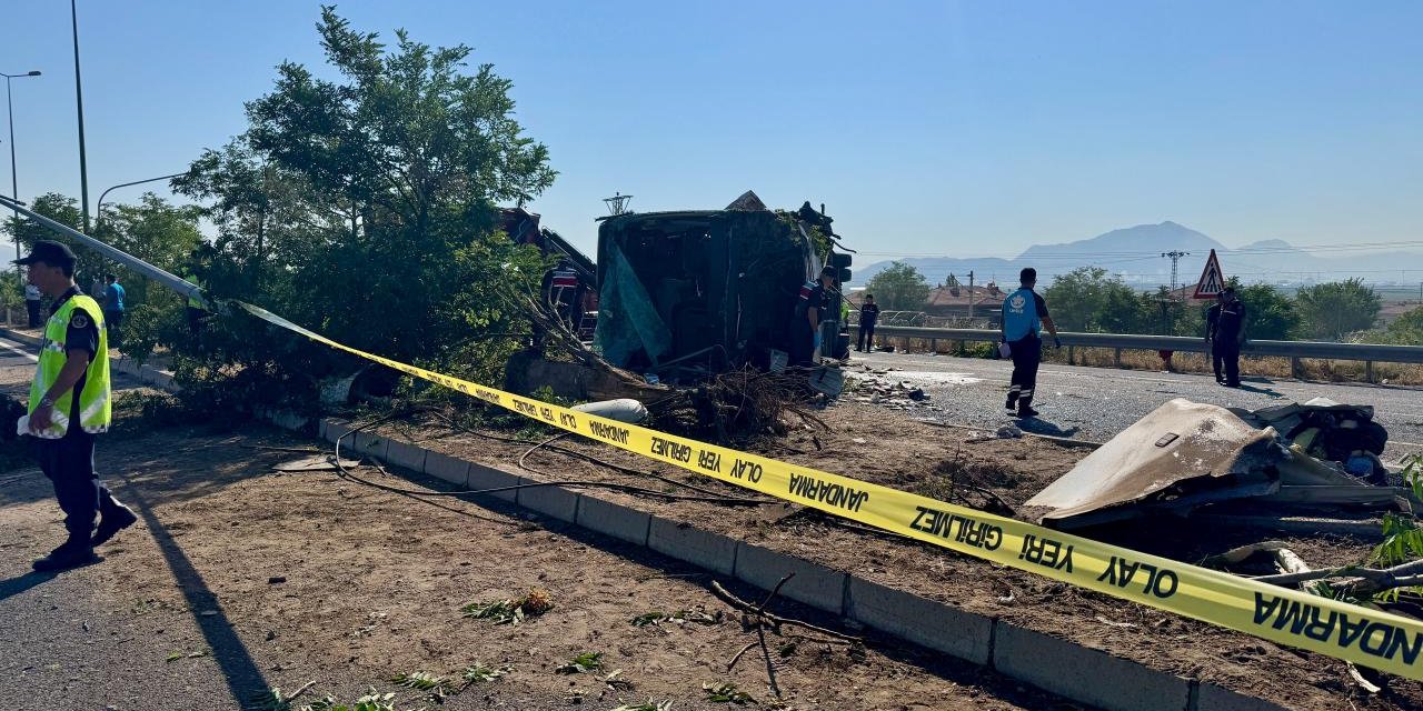 Kayseri'de Devrilen Yolcu Otobüsündeki 20 Kişi Yaralandı