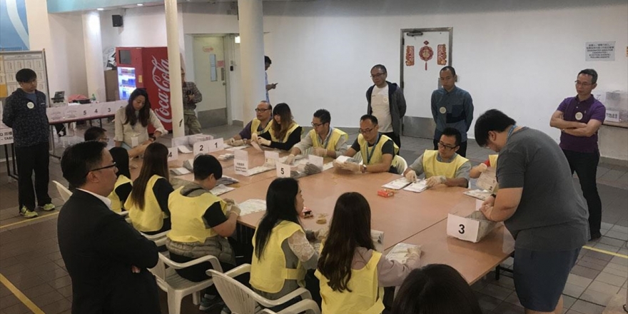 Protestoların Devam Ettiği Hong Kong'daki Yerel Seçimde Oy Sayım İşlemi Başladı