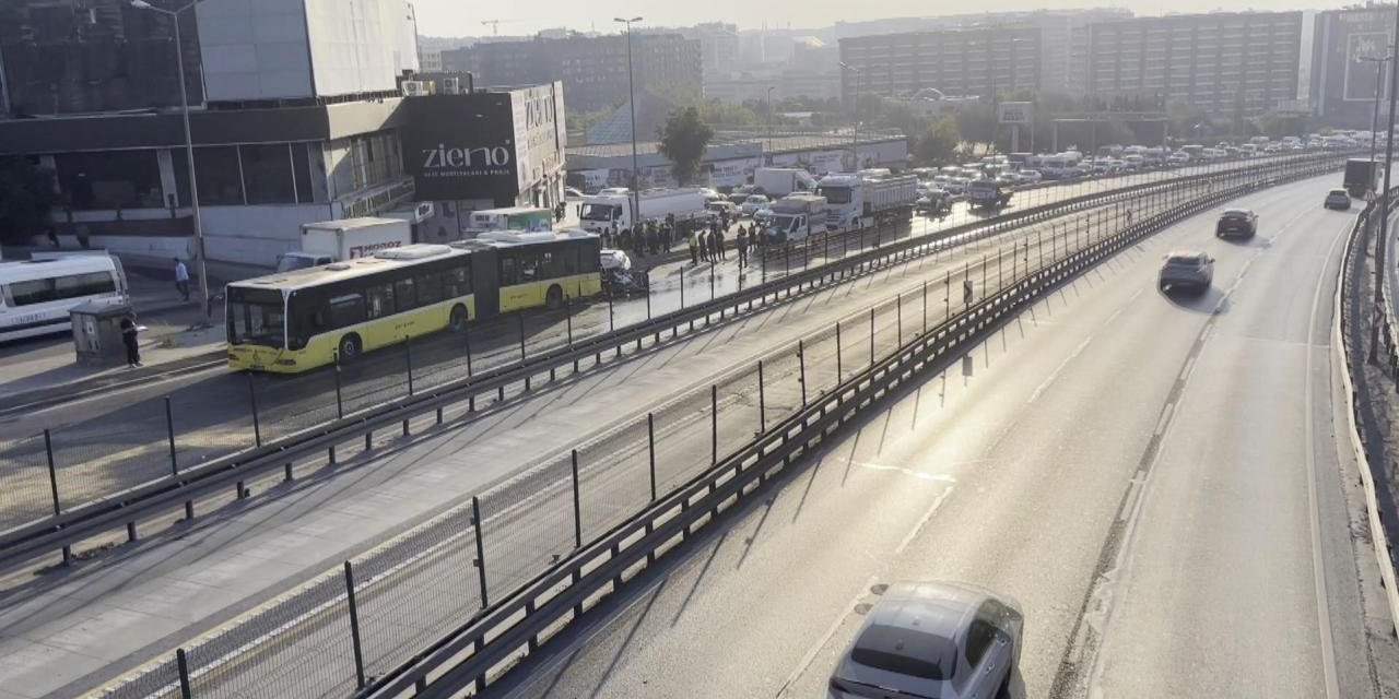 D-100 Karayolu'nda Otomobil İETT Otobüsüne Çarptı! 3 Kişi Hayatını Kaybetti