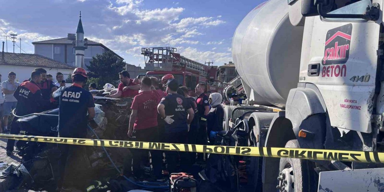 Erzincan'da Beton Mikseri İle Suv Çarpıştı: 3 Yaralı