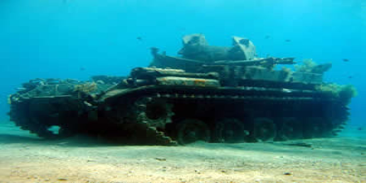 100 Savaş Tankını Denize Gömdüler