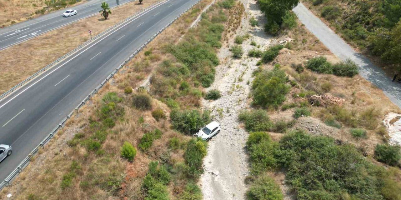 Gazipaşa'da Otomobil Dereye Uçtu: Sürücü Yaralandı