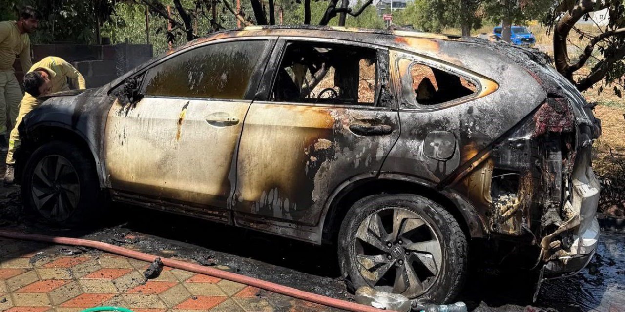 Mersin'de Park Halindeki Araç Yandı