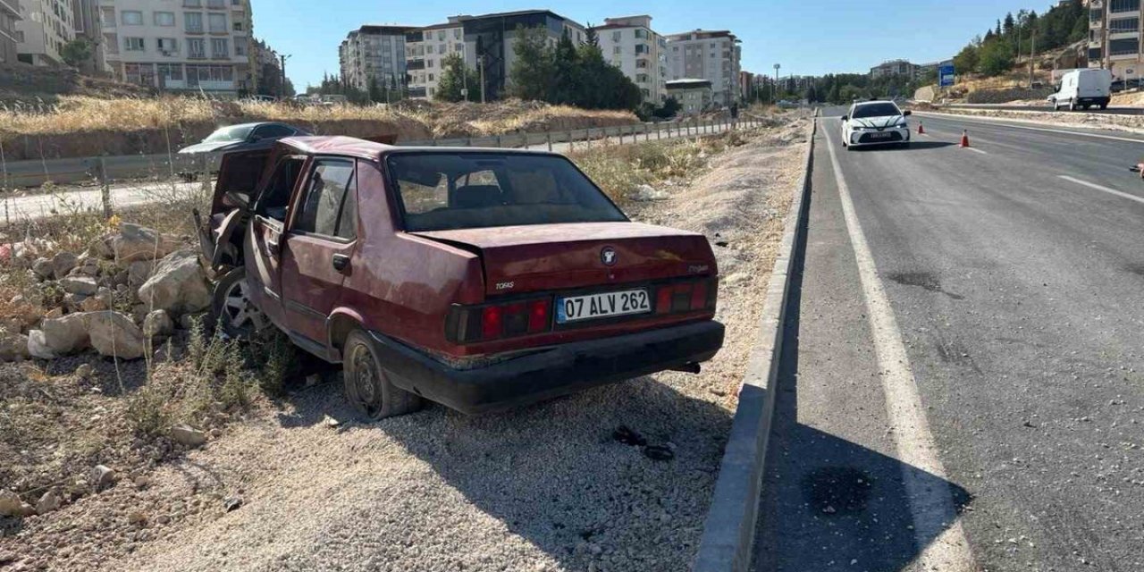 Besni'de Şarampole Devrilen Araçta Sürücü Yaralandı
