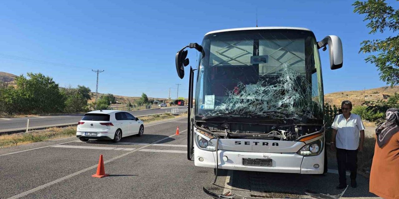 Yozgat'ta Otobüs ve Traktör Çarpıştı