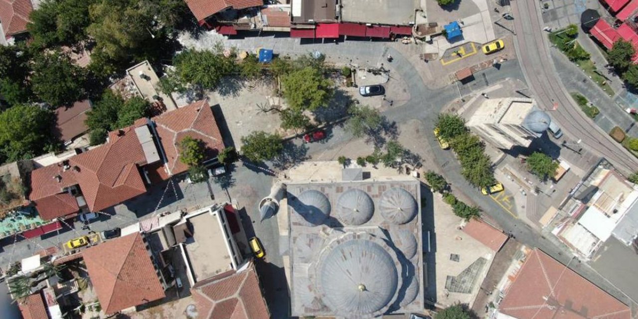 Hava Kararınca Nüfusunun 100 Katını Ağırlıyor