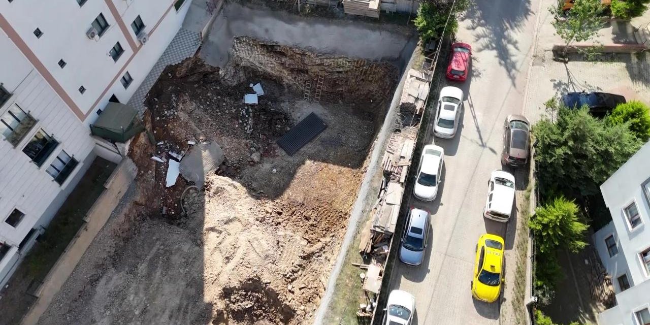Çekmeköy'de İstinat Duvarı Çöken İnşaatın Yanındaki 5 Katlı Bina Boşaltıldı