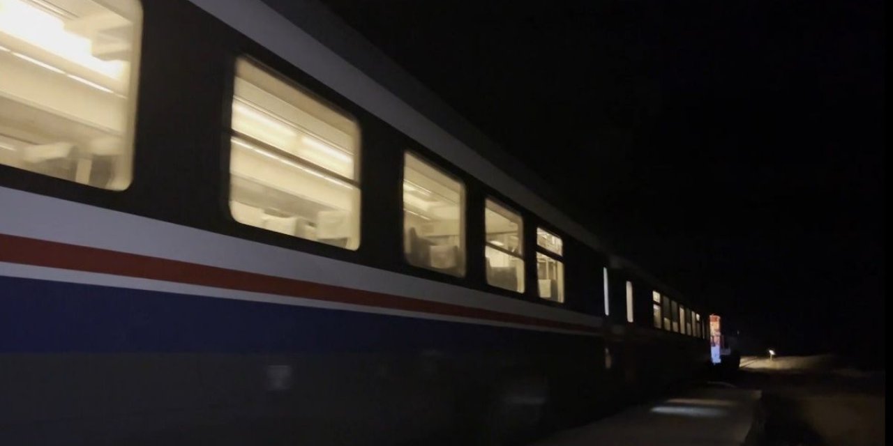 Kars-Akyaka Treni Hemzemin Geçitte Arızalandı