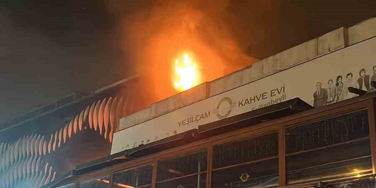 Sultanbeyli'de Alışveriş Merkezinde Yangın