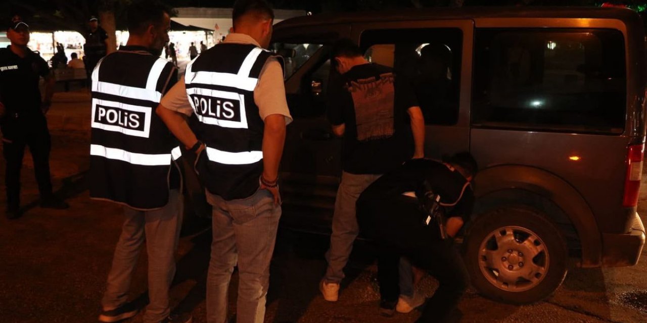 Taşucu'nda Huzur Uygulaması: 1 Yakalandı, 53 Sürücüye Ceza