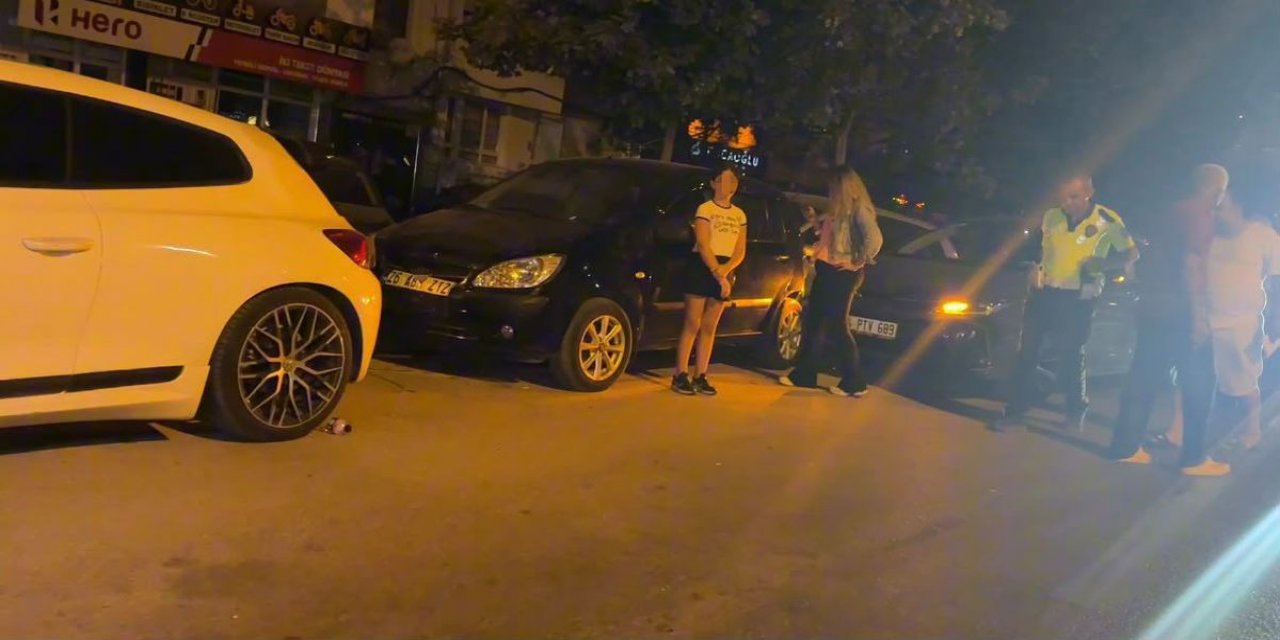Eskişehir'de Kontrolden Çıkan Otomobil Park Halindeki Araçlara Çarptı