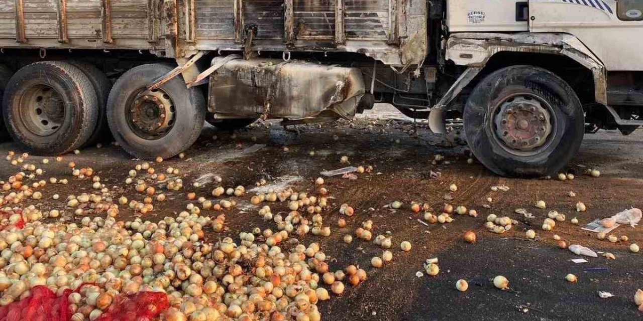 Eskişehir'de Kamyon Devrildi, 2 Yaralı