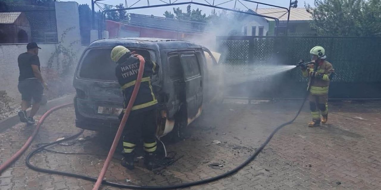 Hatay'da Yangın: Minibüs Kullanılmaz Hale Geldi