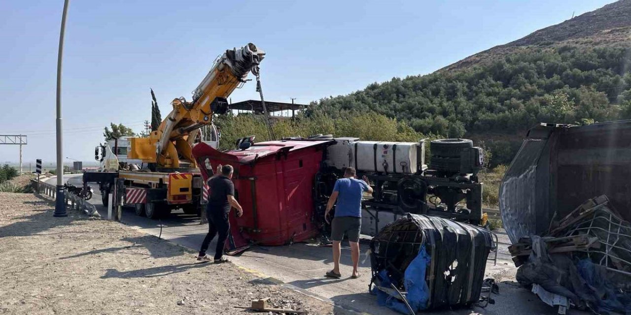 Hatay'da Tır Kazası: Fren Arızası Devrildi