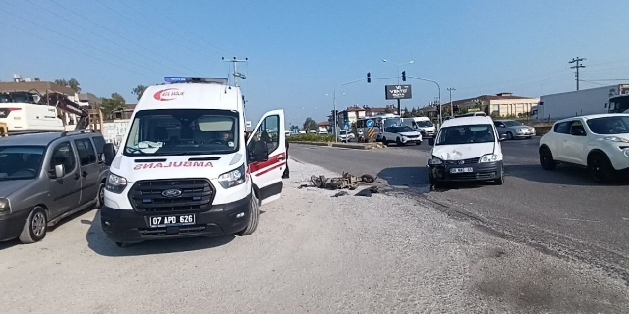 Manavgat'ta Elektrikli Bisikletle Araç Çarpıştı