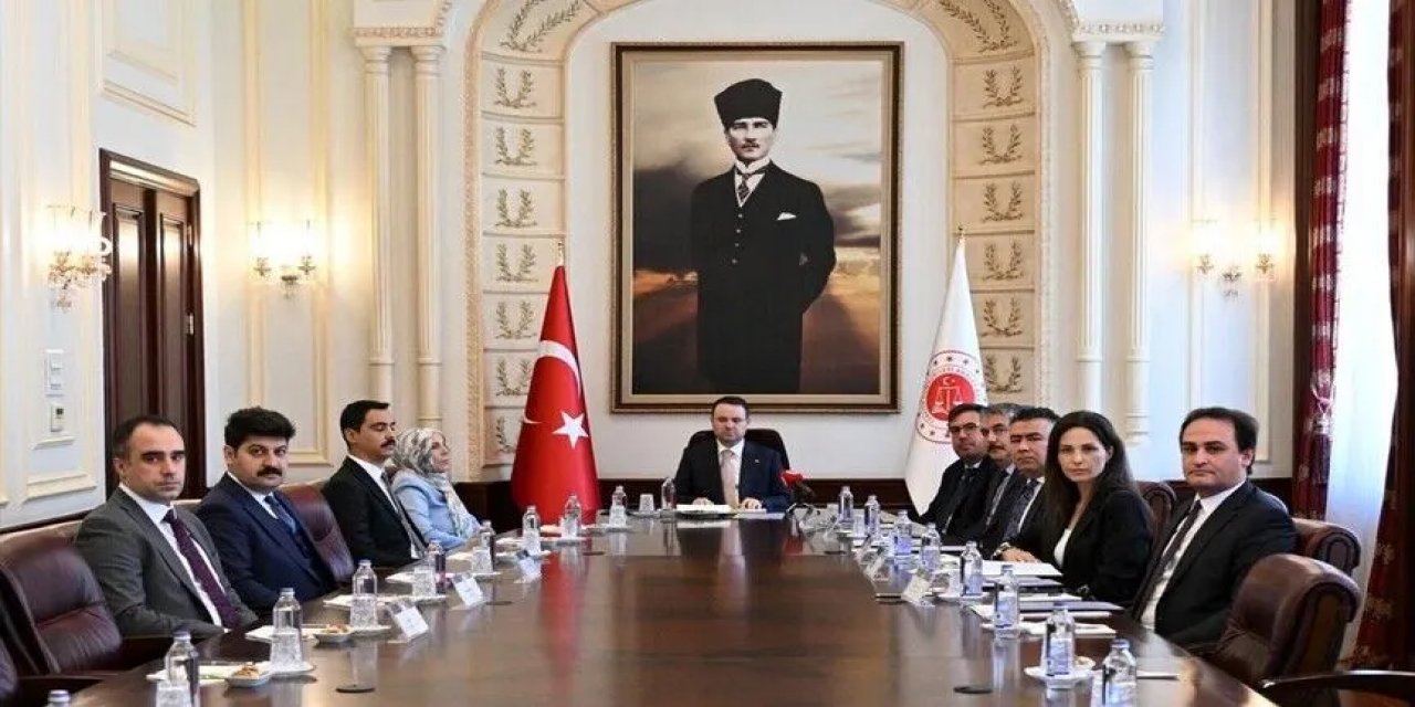 Adalet Bakanı Gürlek, Muhsin Yazıcıoğlu'nun Ailesiyle Görüşmesini Tamamladı.