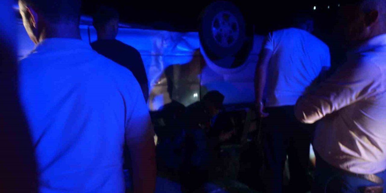İmranlı'da Minibüs Devrildi: 7 Yaralı