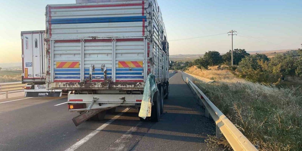 Edirne’de Kamyona Çarpan Kamyonetin Sürücüsü Hayatını Kaybetti