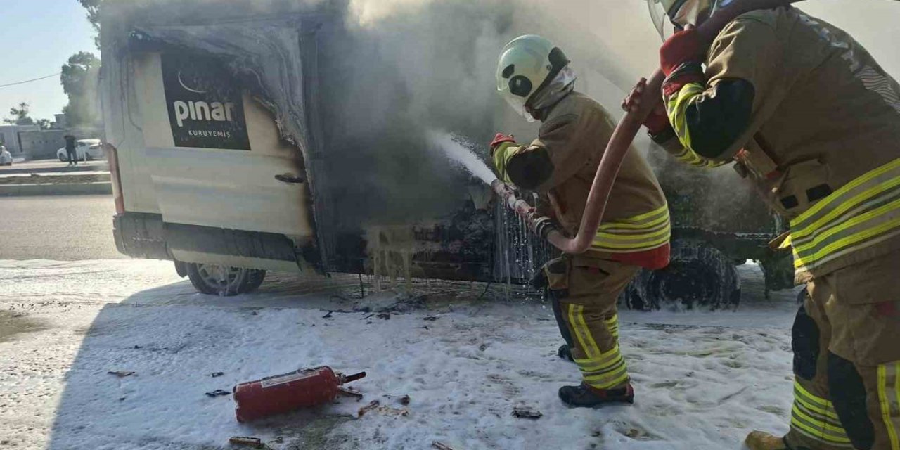 Patlamaların Yaşandığı Minibüs Alevlere Teslim Oldu