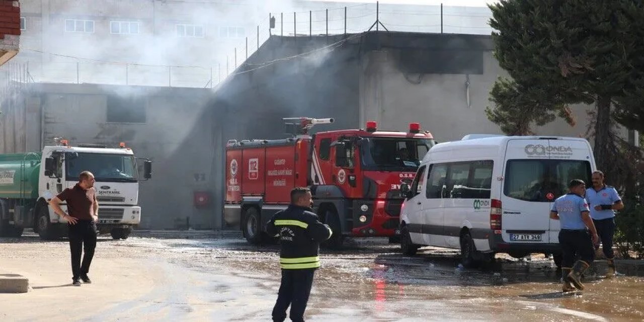 Gaziantep'te Tekstil Fabrikasında Çıkan Yangına Müdahale Ediliyor