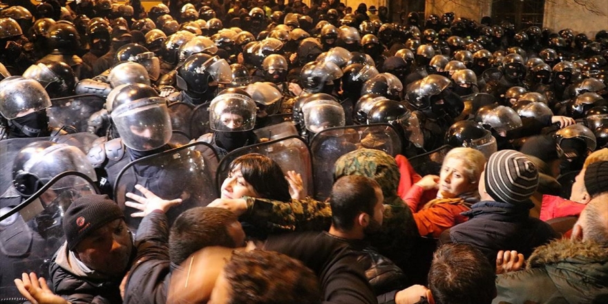 Gürcistan'da Güvenlik Güçleri Parlamentoyu Kuşatan Protestoculara Müdahale Etti