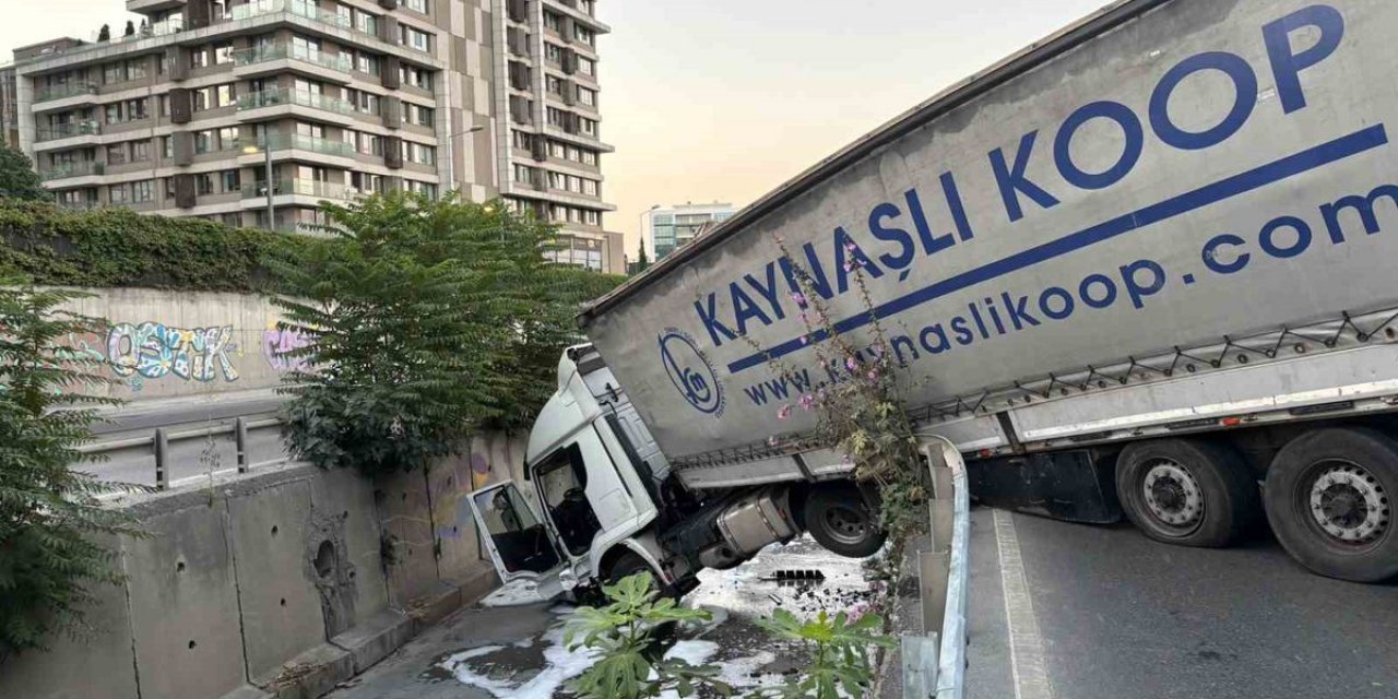 Esenler'de Tır Dereye Uçtu
