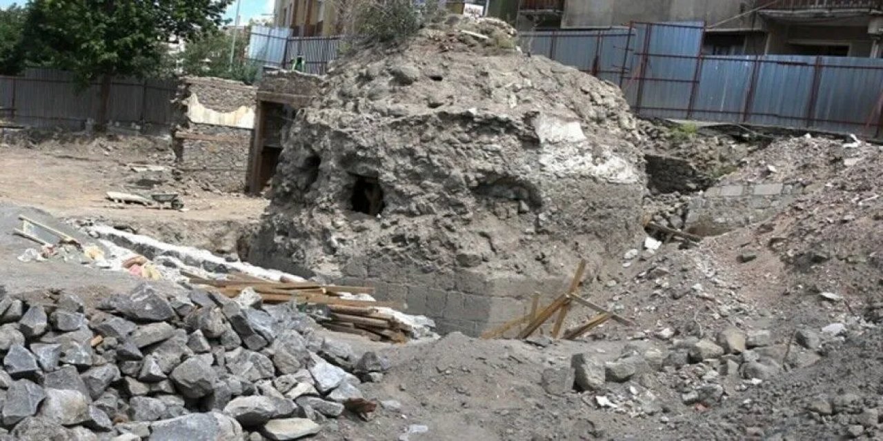 Erzurum'da Ahilik Teşkilatını Kuran Ahi Toman Baba'nın Kümbeti Gün Yüzüne Çıkarılıyor