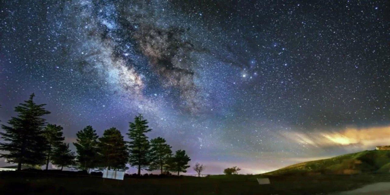 Binlerce Kişi Perseid Meteor Yağmurunu İzlemek İçin Akın Etti! Trafik Kilitlendi, Kilometrelerce Yürüdüler