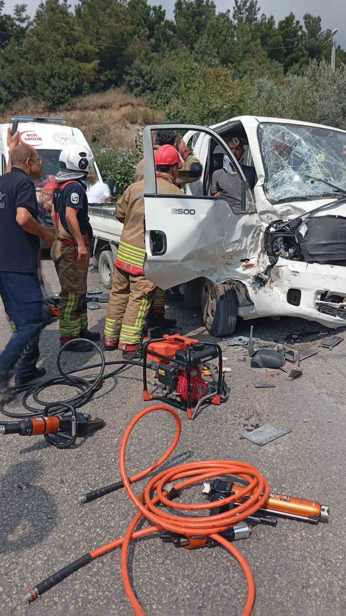 Hatay'da Kamyonet Tırla Çarpıştı
