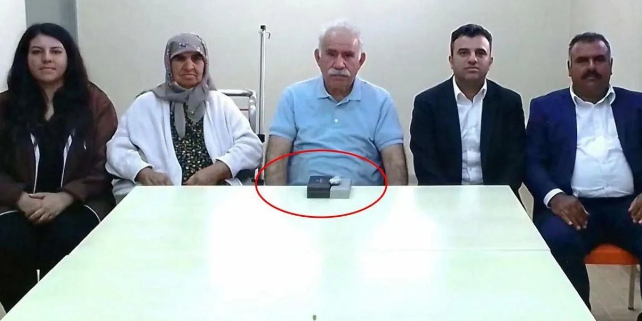 Öcalan'ın Aile Karesinde Masada Yer Alan Kutuların Sırrı Ortaya Çıktı!