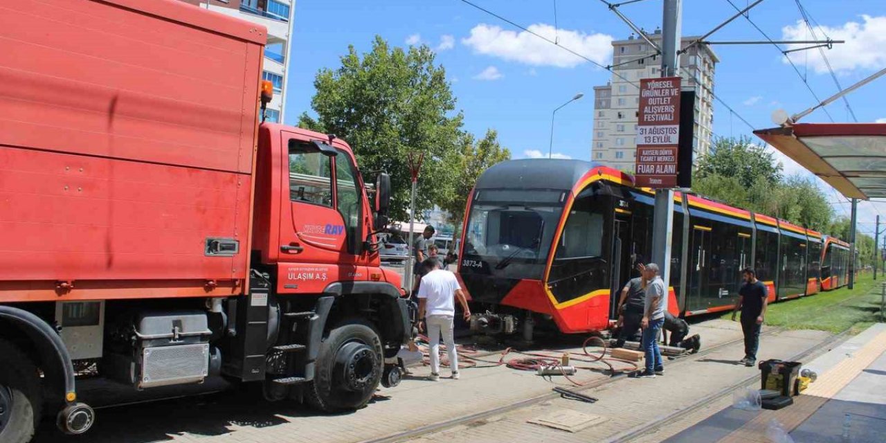 Tramvay Çarpan Genç Kadın Hayatını Kaybetti