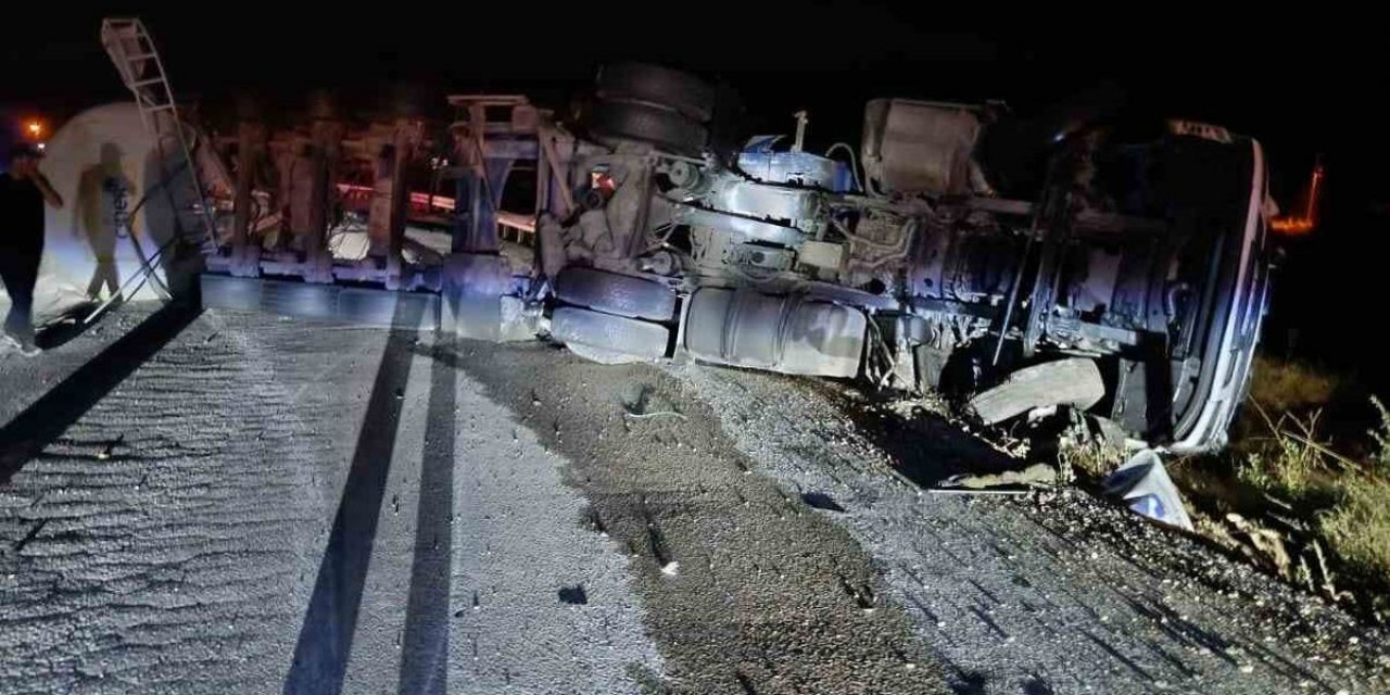 Mudurnu'da Tır Devrildi, Yol Kapandı