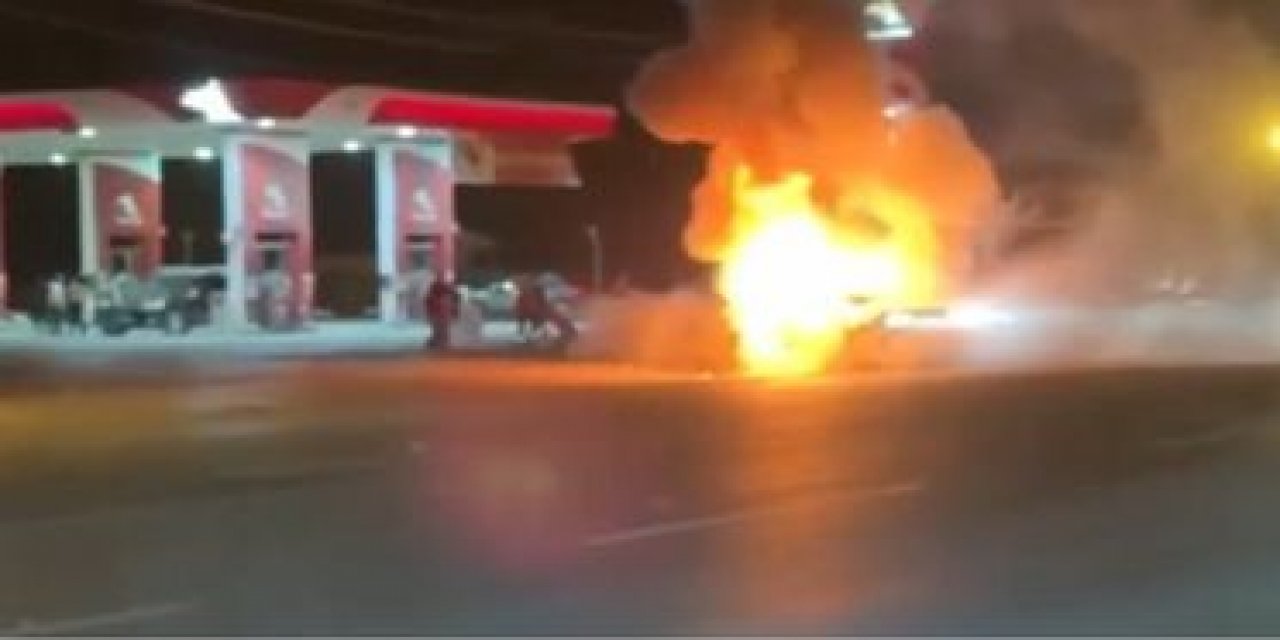 Yüksekova'da Akaryakıt İstasyonundan Çıkan Otomobil Alev Aldı: 3 Yaralı