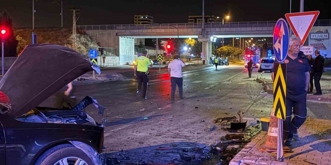 Kayseri’de Kazaya Karışan Otomobil, Çarpışmadan 200 Metre Sonra Ancak Durabildi: 1 Yaralı