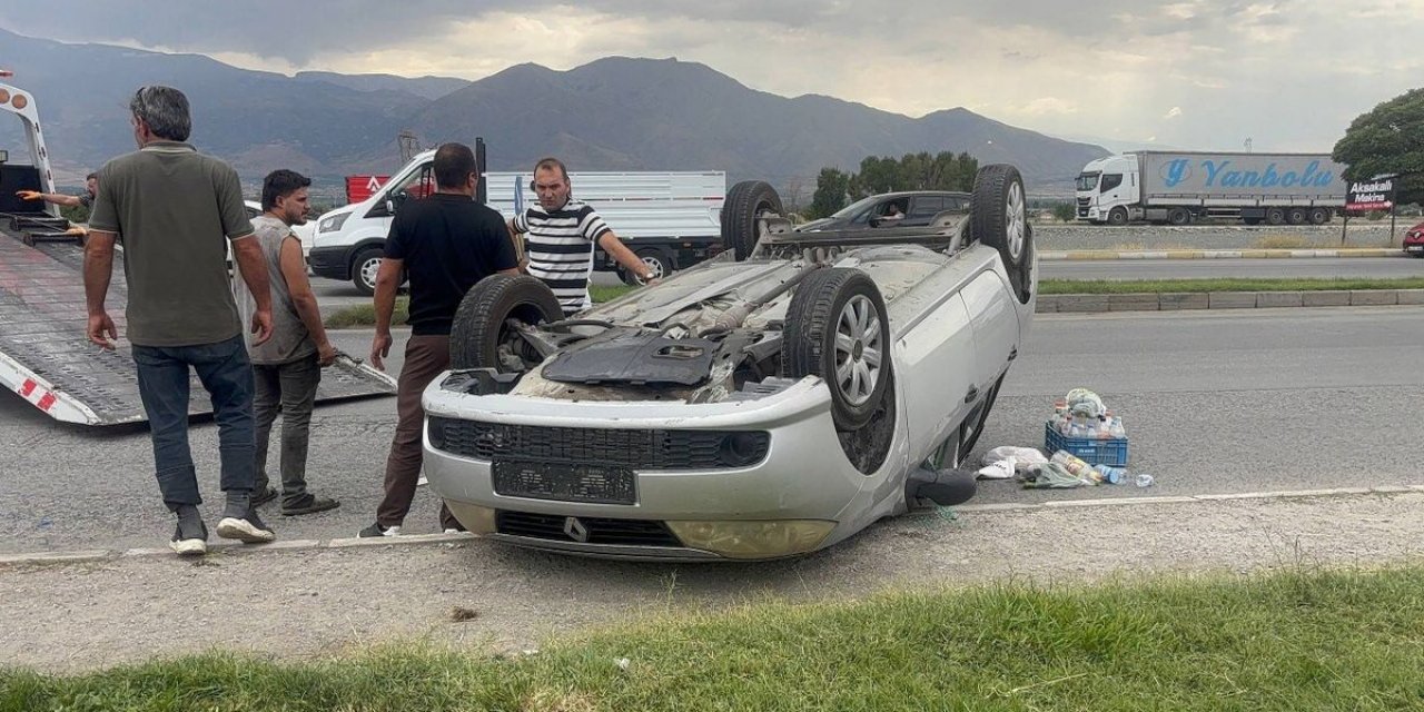 Erzincan'da Takla Atan Otomobilde 2 Yaralı