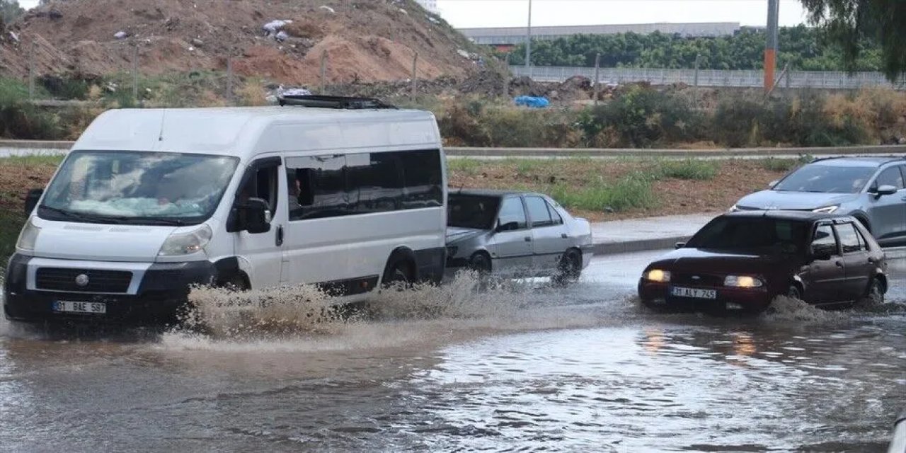 Adana'da Sağanak Ve Şiddetli Rüzgar Etkili Oldu