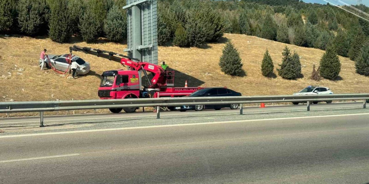 Bursa'da Otomobil Bariyerleri Aşıp Tarlaya Uçtu