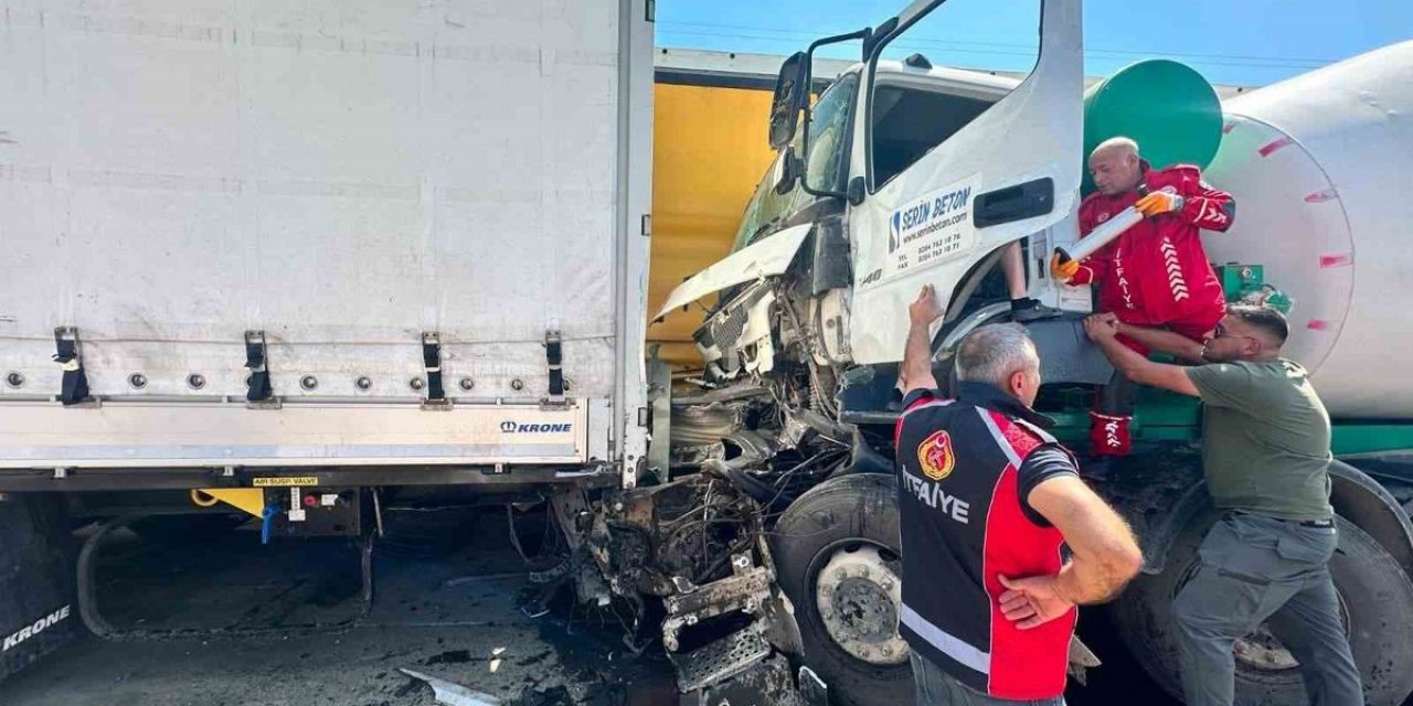 Edirne’de Beton Mikseri Park Halindeki İki Tıra Çarptı: 1 Yaralı