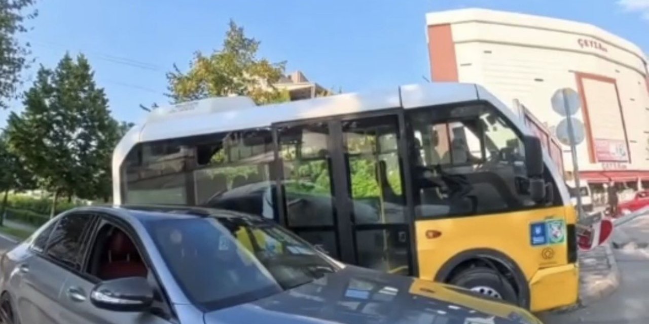 Bursa'da Halk Otobüsü Direğe Çarptı