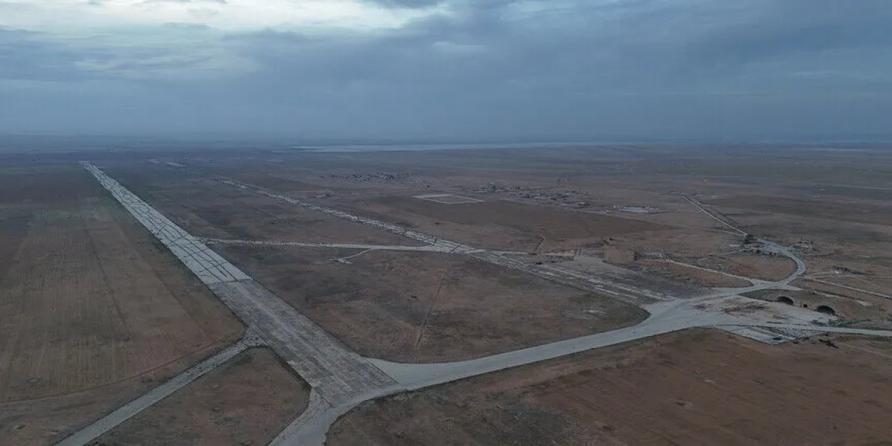 İsrail, Suriye'nin İdlib İlindeki Ebu Zuhur Askeri Havaalanı'nı Vurdu